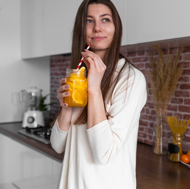 Foto mulher de tiro médio com suco