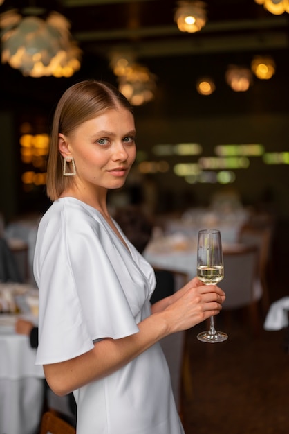 Foto mulher de tiro médio em restaurante de luxo