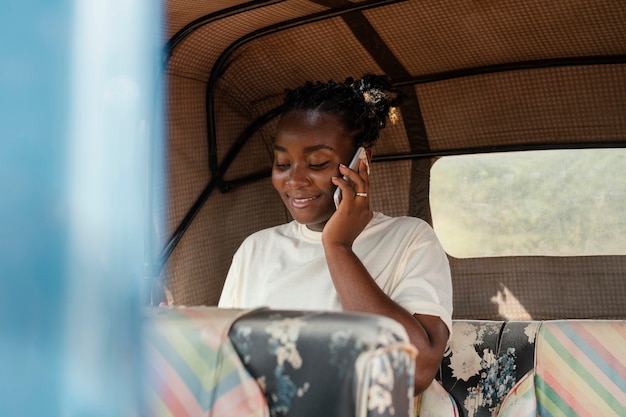 Foto mulher de tiro médio falando ao telefone