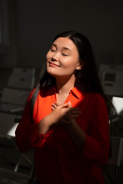 Foto mulher de tiro médio na igreja rezando