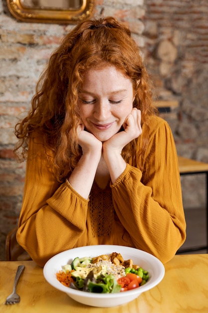 Foto mulher de tiro médio olhando para o prato