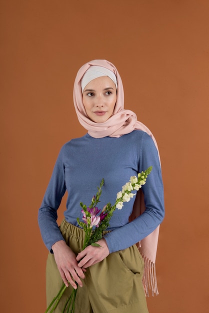 Mulher de tiro médio posando com flores