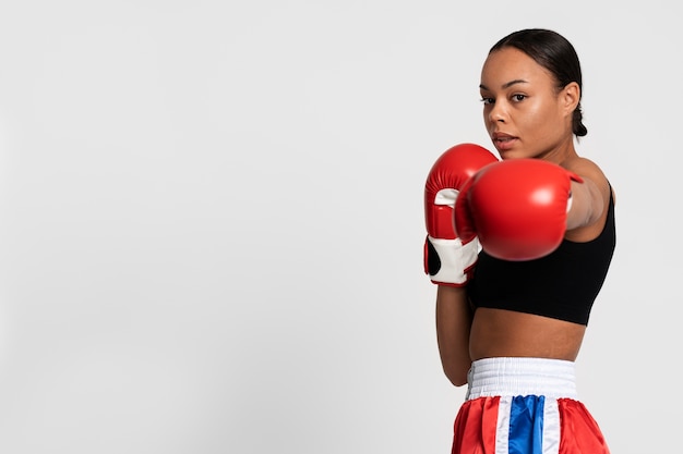 Mulher de tiro médio praticando boxe