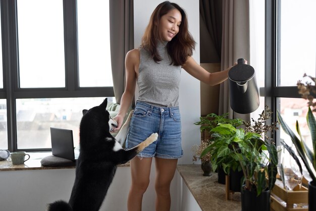 Mulher de tiro médio regando plantas