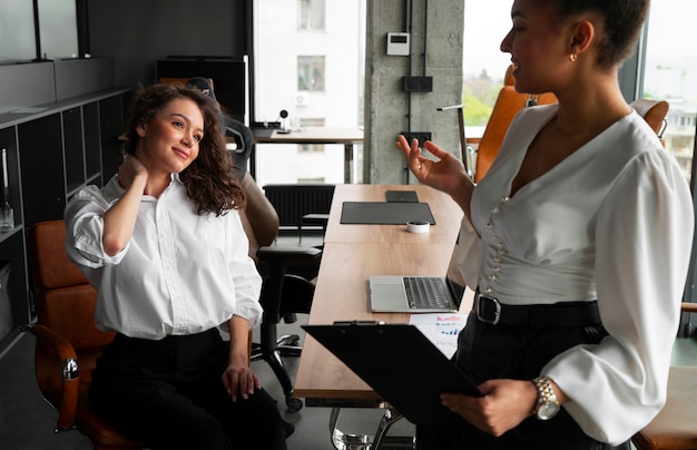 Mulher de tiro médio se alongando no trabalho