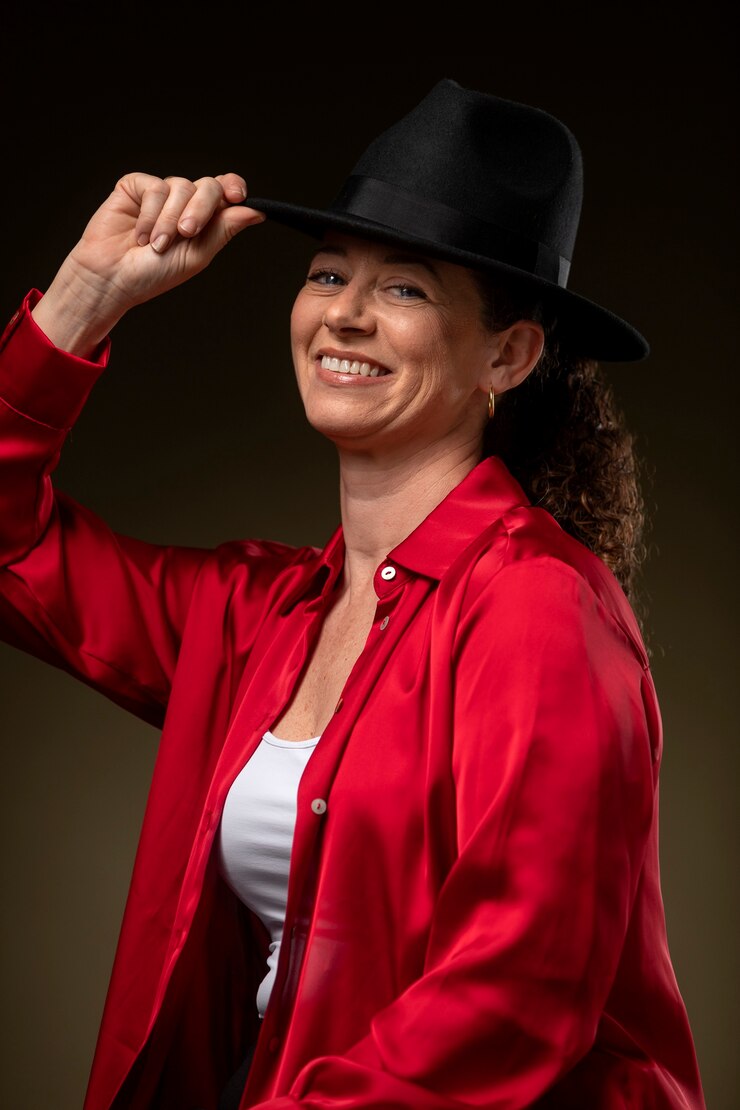 Foto mulher de tiro médio segurando chapéu
