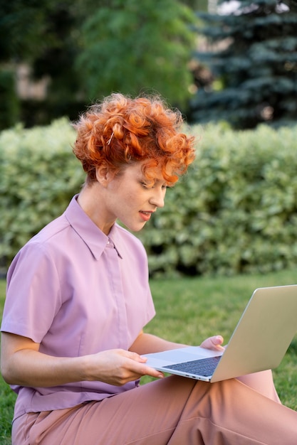 Foto mulher de tiro médio segurando laptop