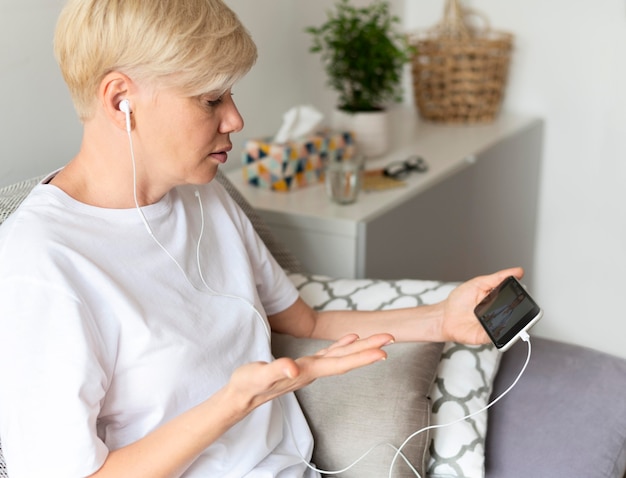 Mulher de tiro médio segurando o telefone