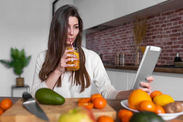 Foto mulher de tiro médio segurando tablet