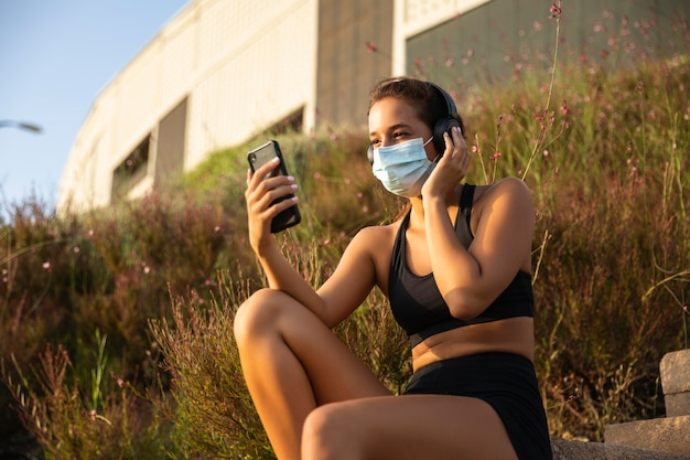 Mulher de tiro médio segurando um smartphone