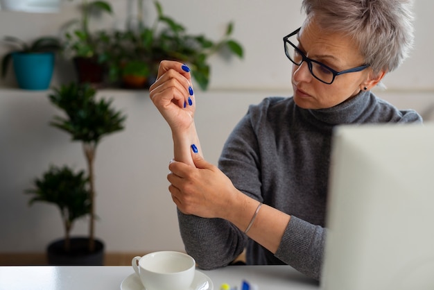 Foto mulher de tiro médio sentada à mesa