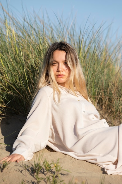 Foto mulher de tiro médio sentada na praia