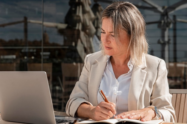 Mulher de tiro médio trabalhando ao ar livre