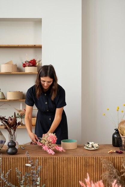 Foto mulher de tiro médio trabalhando com flores