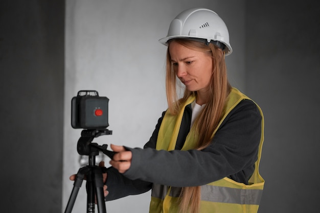 Foto mulher de tiro médio trabalhando como engenheira