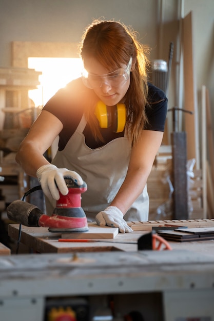 Mulher de tiro médio trabalhando no atelier