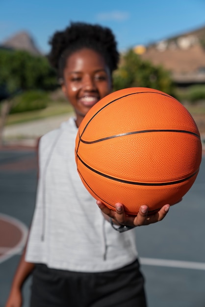 Mulher de tiro médio treinando para basquete