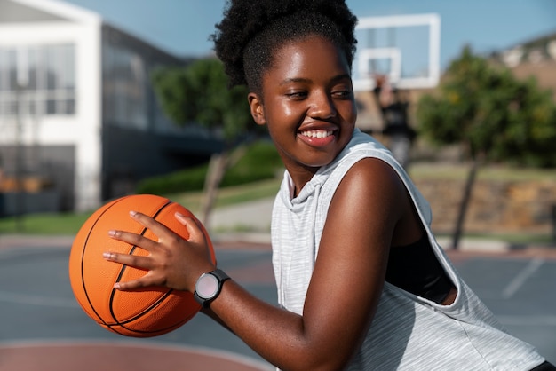 Foto mulher de tiro médio treinando para basquete