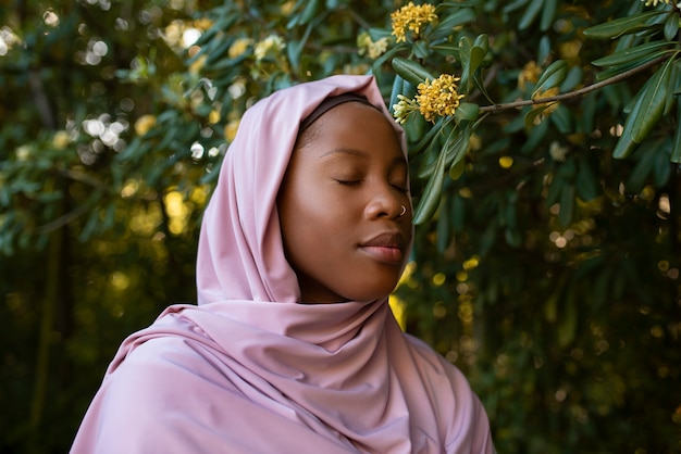 Foto mulher de tiro médio vestindo halal ao ar livre