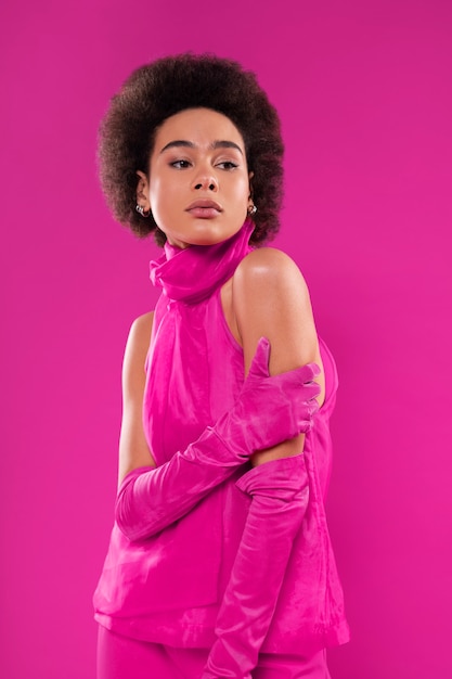 Foto mulher de tiro médio vestindo roupa rosa completa