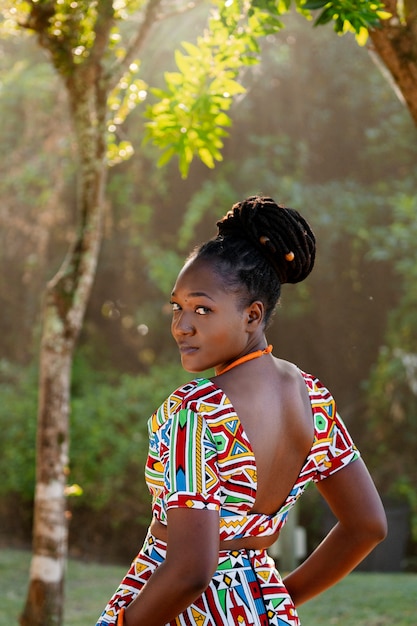 Foto mulher de tiro médio vestindo traje nativo