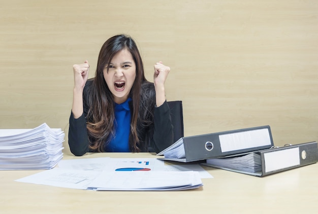 Mulher de trabalho pronto para trabalhar com o trabalho de papel e arquivo de documento no conceito de trabalho