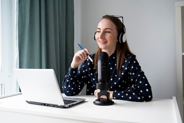 Foto mulher de trabalho remoto e um assistente virtual com fones de ouvido num portátil para chamadas de vídeo e