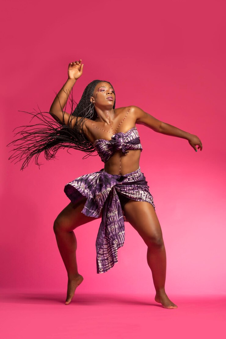 Foto mulher de traje dançando contra um fundo rosa