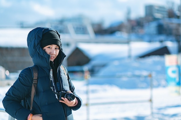 Mulher de turista na temporada de inverno