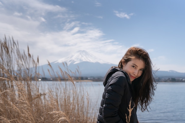 Mulher de turista no lago Kawaguchiko no Japão.