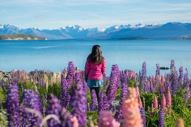 Mulher de turista no lago tekapo, nova zelândia