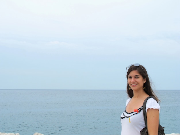 Foto mulher de turista passear na croácia