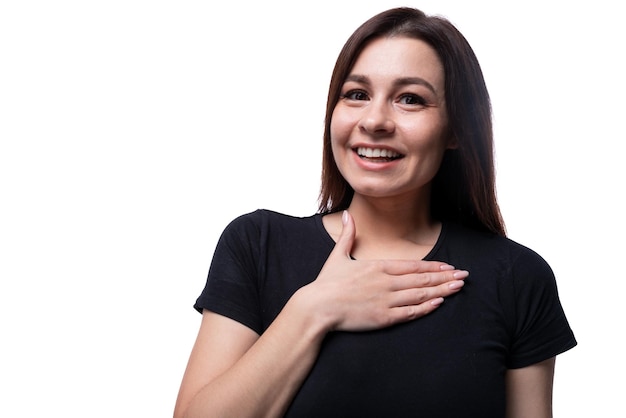 Mulher de um ano bem arrumada vestida com uma camiseta preta básica sorri acolhedoramente