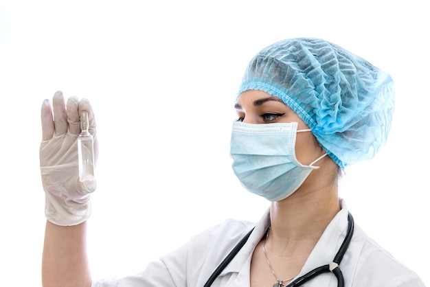 Mulher de uniforme olhando para uma ampola isolada no branco