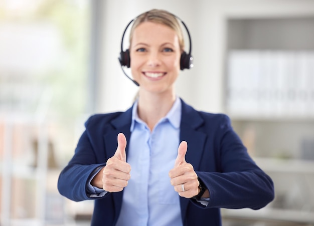 Mulher de vendas polegares para cima o sucesso e o call center de telemarketing atendimento ao cliente feliz e sim revisão do agente no escritório Retrato do consultor de crm de sorriso vencedor de negociação e consultoria de negócios concorda