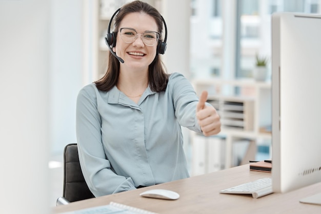 Foto mulher de vendas polegares para cima o sucesso e o call center de telemarketing atendimento ao cliente feliz e sim revisão do agente no escritório retrato do consultor de crm de sorriso vencedor de negociação e consultoria de negócios concorda