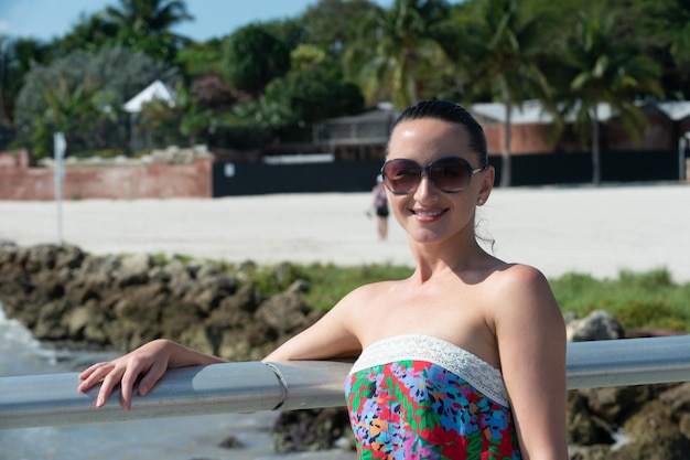 Mulher de verão feliz mulher de verão ao ar livre relaxa na rua mulher de verão aproveitando o sol