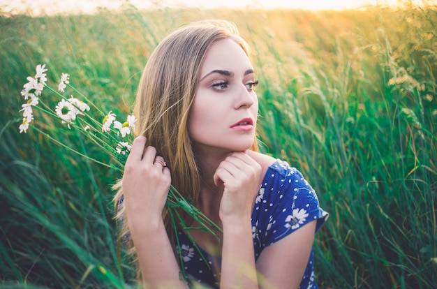 Mulher de vestido azul com margaridas