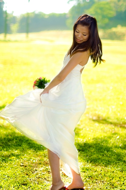 Foto mulher de vestido branco dançando no campo