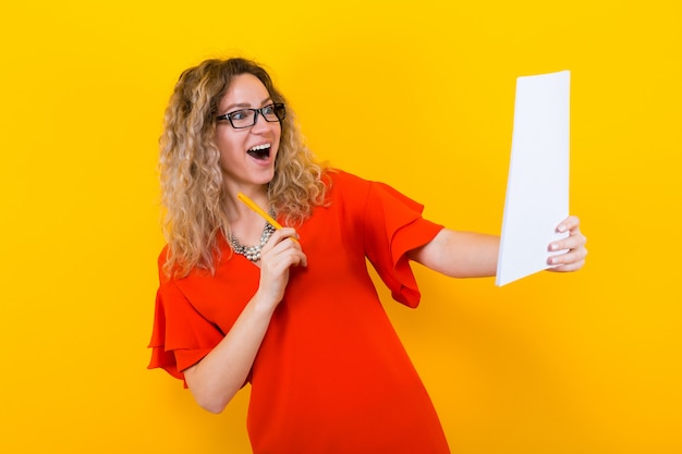 Mulher de vestido com papel em branco e lápis