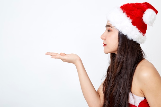 Mulher de vestido de Natal em branco