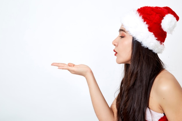 Mulher de vestido de Natal em branco