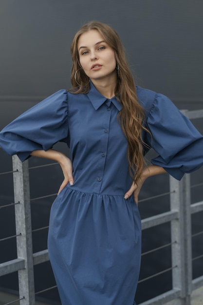 mulher de vestido de verão azul ao ar livre