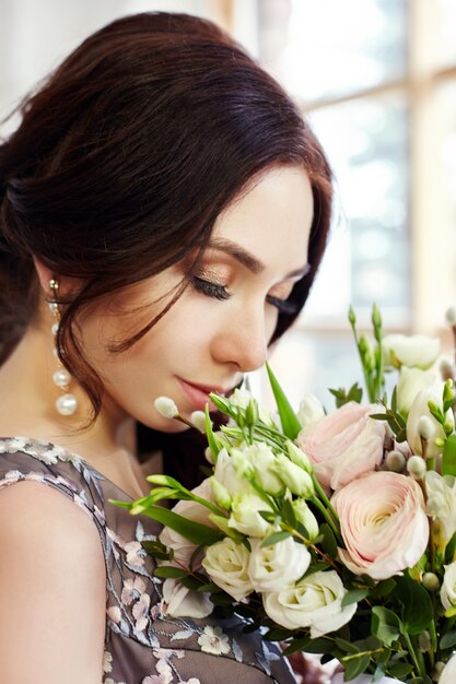 Mulher de vestido e um grande buquê de flores