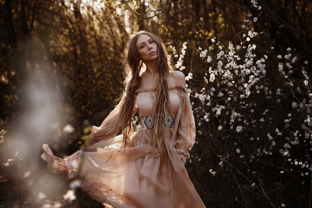 mulher de vestido em pó de tule no jardim.