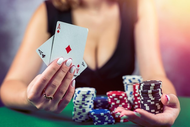 Mulher de vestido ganha um jogo de blackjack e fica feliz com todas as fichas depois de jogar pôquer