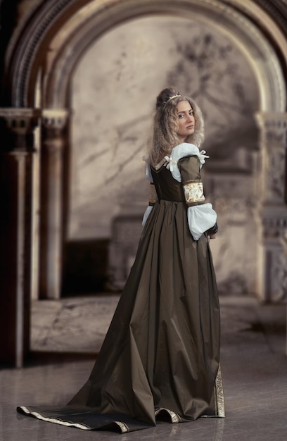 Foto mulher de vestido medieval olhando para o interior antigo