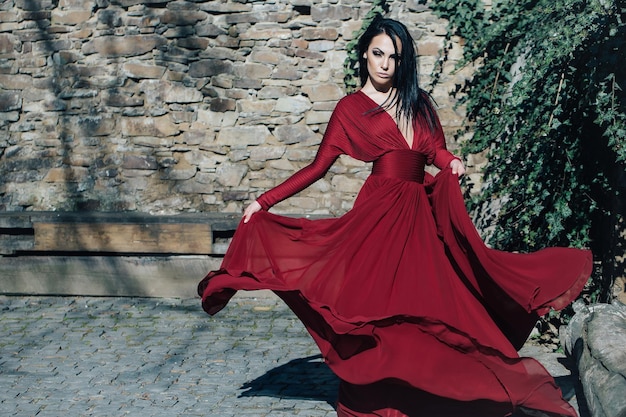 Mulher de vestido vermelho ao ar livre