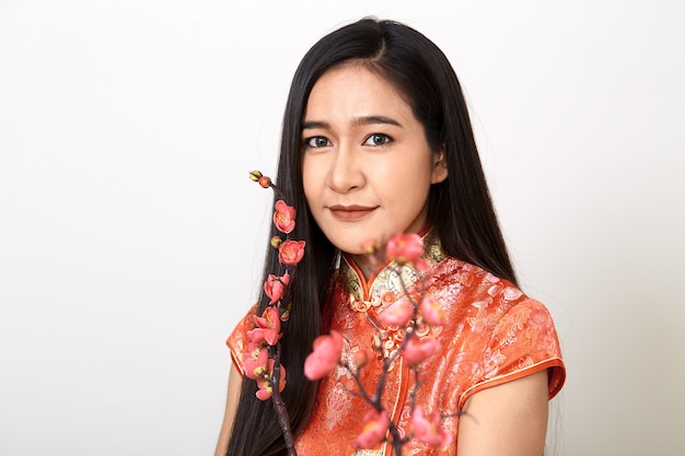 Mulher de vestido vermelho chinês tradicional com flores de ameixa