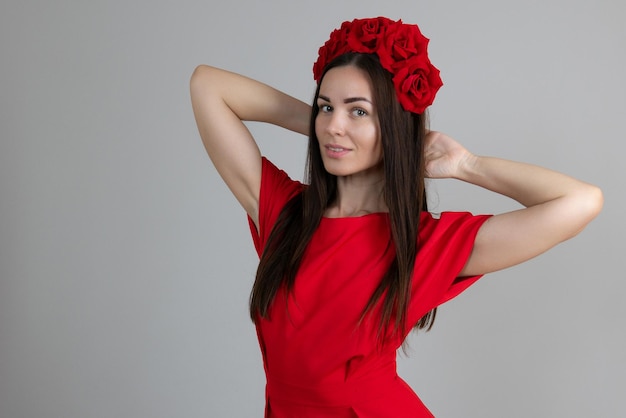 Mulher de vestido vermelho com uma coroa de rosas na cabeça